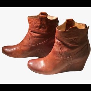Frye Carson Wedge Bootie in Cognac 9.5 EUC